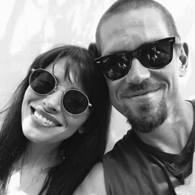 Violet Moon Howey's parents, Steve Howey and Sarah Shahi, rocking black shades.